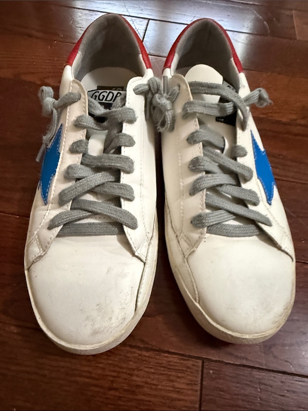 Source Unknown White Sneakers with Blue Star and Red Heel